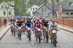 FOTO: SEB MTB maratona 2.posms. Kuldīgas dubļos triumfē Vosekalns un Ardava