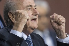 Skandāliem apvītajā FIFA kongresā par prezidentu piekto reizi pēc kārtas ievēl Blateru