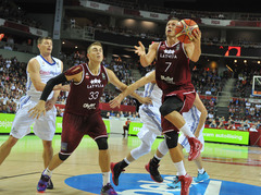 FOTO: Latvijas basketbolisti pēc trešās ceturtdaļas uzvar Čehiju