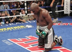 FOTO: Slavenais amerikāņu bokseris Meivezers karjeru beidz bez zaudējumiem