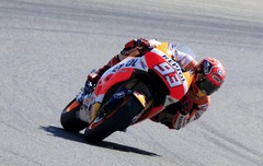 MotoGP pasaules čempions Markess treniņā lauzis delnas kaulu