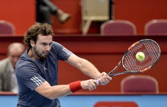 Gulbis, cīnoties par pirmo pusfinālu šogad, pirmajā setā uzvar Karloviču