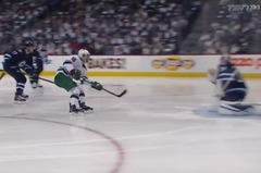 VIDEO: NHL hokejists mača pirmajās sekundēs pārsteidz vārtsargu
