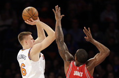 Knicks bez apslimušā Entonija piekāpjas Rockets; Porziņģim double-double un karjeras rekords
