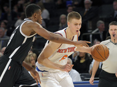 FOTO: Porziņģim desmitais double-double, Knicks - desmitā uzvara