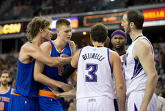 FOTO: Porziņģis un Knicks spraigā galotnē atzīst Sakramento Kings pārākumu