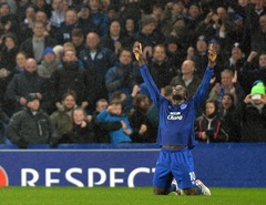 Kārtējie Lukaku gūtie vārti  palīdz Everton uzvarēt pirmajā Anglijas Līgas kausa pusfināla spēlē