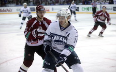 Ievērojamu pārmaiņu skartā Rīgas Dinamo komanda pēc otrās trešdaļas zaudē Maskavas Dinamo