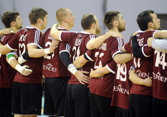 Latvijas handbolisti sagrauj Kipru, pietuvojoties uzvarai PČ kvalifikācijas grupā