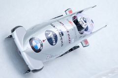 Latvijas bobslejisti aizvada izšķirošos braucienus pasaules čempionātā Īglsas trasē