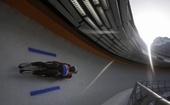 Latvijas kamaniņu braucēji nesasniedz finišu Pasaules kausa stafetes sacensībās