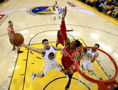 NBA: Warriors bez Karija panāk 2-0 sērijā pret Rockets