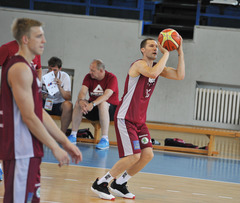 FOTO: Latvijas izlases basketbolisti treniņā pirms olimpiskā kvalifikācijas turnīra Belgradā