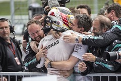 Hamiltons pēdējā aplī apdzen Rosbergu un triumfē Austrijas GP
