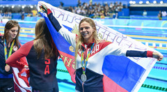Konkurentes ignorē, skatītāji izsvilpj Krievijas sudraba medaļnieci peldēšanā Jefimovu