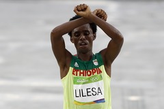 Olimpiskās sudraba medaļas ieguvējs maratonā baidās atgriezties Etiopijā