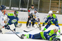 FOTO: Kurbada hokejisti principiālā mačā pēcspēles metienu sērijā uzvar Mogo