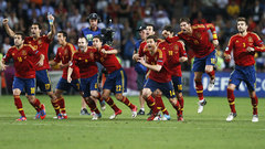 Spānijas futbola izlase dramatiskā cīņā sasniedz EČ finālu