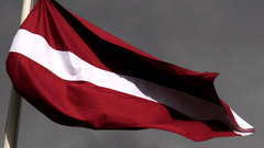 Pļaviņa Londonā nestais Latvijas karogs pārdots par 1550 mārciņām
