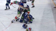 Noskaties: Artjuhins dauza guļošu hokejistu