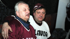 Latvijas hokeja izlases līdzjutēji slavē komandas cīņassparu