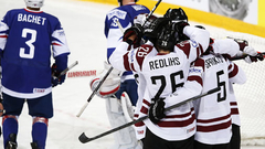 Latvijas hokeja izlase izcīna ļoti svarīgu uzvaru