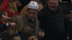 Noskaties: Iereibis fans nočiepj NHL hokejistam ķiveri