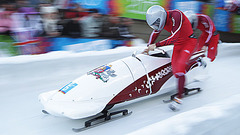 Latvijas bobslejistiem pēc kritiena konstatē smadzeņu satricinājumus