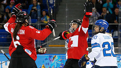 Kanādas un ASV hokejistes nodrošina sev vietu olimpiādes pusfinālā