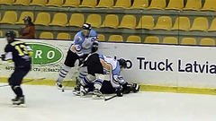 Video: Ļoti nežēlīgs spēka paņēmiens Latvijas hokeja čempionātā