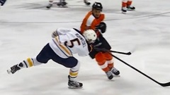 Video: «Flyers» hokejists traumē Girgensona komandas biedru