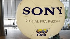 Arvien vairāk sponsoru pauž satraukumu par FIFA apvainojumiem korupcijā