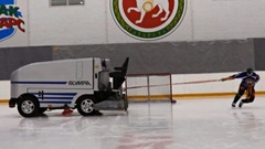 Video: Hokejists velk ledus tīrāmo mašīnu