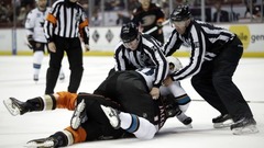 «Sharks» hokejists sit ar nūju pa seju un saņem četru spēļu diskvalifikāciju