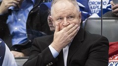 «Maple Leafs» atlaiž galveno treneri Kārlailu