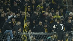 Video: «Borussia» futbolisti tribīnēs mierina kluba ultras