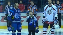 Aizkustinoši! Akls baltkrievu puisēns izpilda Latvijas himnu