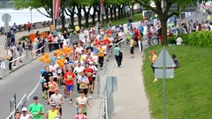 Skrējēju tūkstoši devušies Rīgas maratona distancē