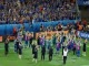 Noskaties: Islandes futbolisti sadziedas ar līdzjutējiem