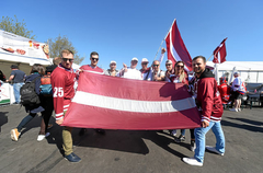 Hokeja minūte: Latvijas izlases fani līksmo pēc pirmās uzvaras