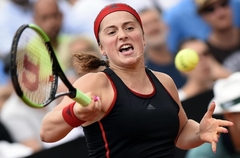 Seko līdzi tenisam: Ostapenko pēc 1. seta vadībā pret titulēto Šarapovu