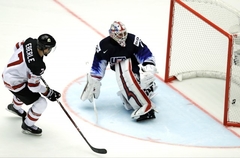 Seko līdzi hokejam: Kanāda panāk neizšķirtu pret ASV cīņā par PČ bronzu