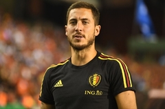 Beļģijas futbola zvaigzne Azārs interviju sniedz Porziņģa kreklā
