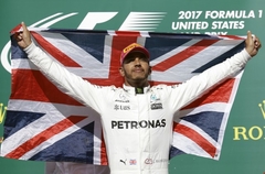F-1 čempions Hamiltons uz diviem gadiem pagarina līgumu ar «Mercedes»