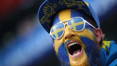 Шведский футболист отпраздновал гол стаканом пива