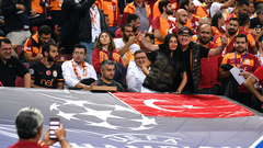 40 тысяч фанатов "Галатасарая" устроили масштабное пиро-шоу на тренировке клуба