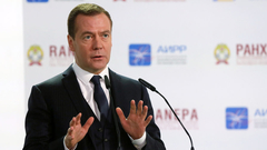 Медведев поздравил экипажи "КАМАЗ-мастер" с золотом и серебром "Дакара"