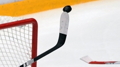 Канадский хоккеист отправил в нокдаун российского игрока