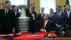 Хоккеисты "Вашингтона" подарили золотую клюшку Трампу