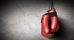 Боксер Али принес извинения за укус соперника в живот
